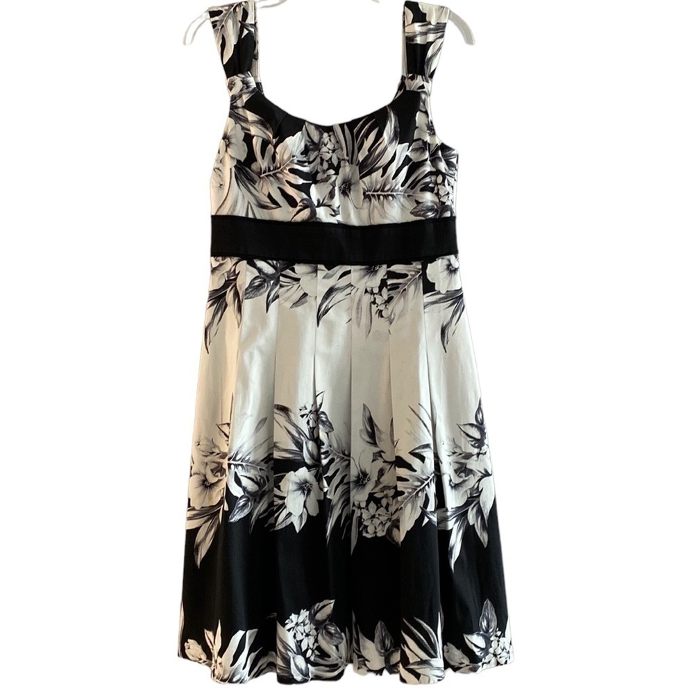 White House Black Market black and white floral dress. Pleated style. Size 8
Ch